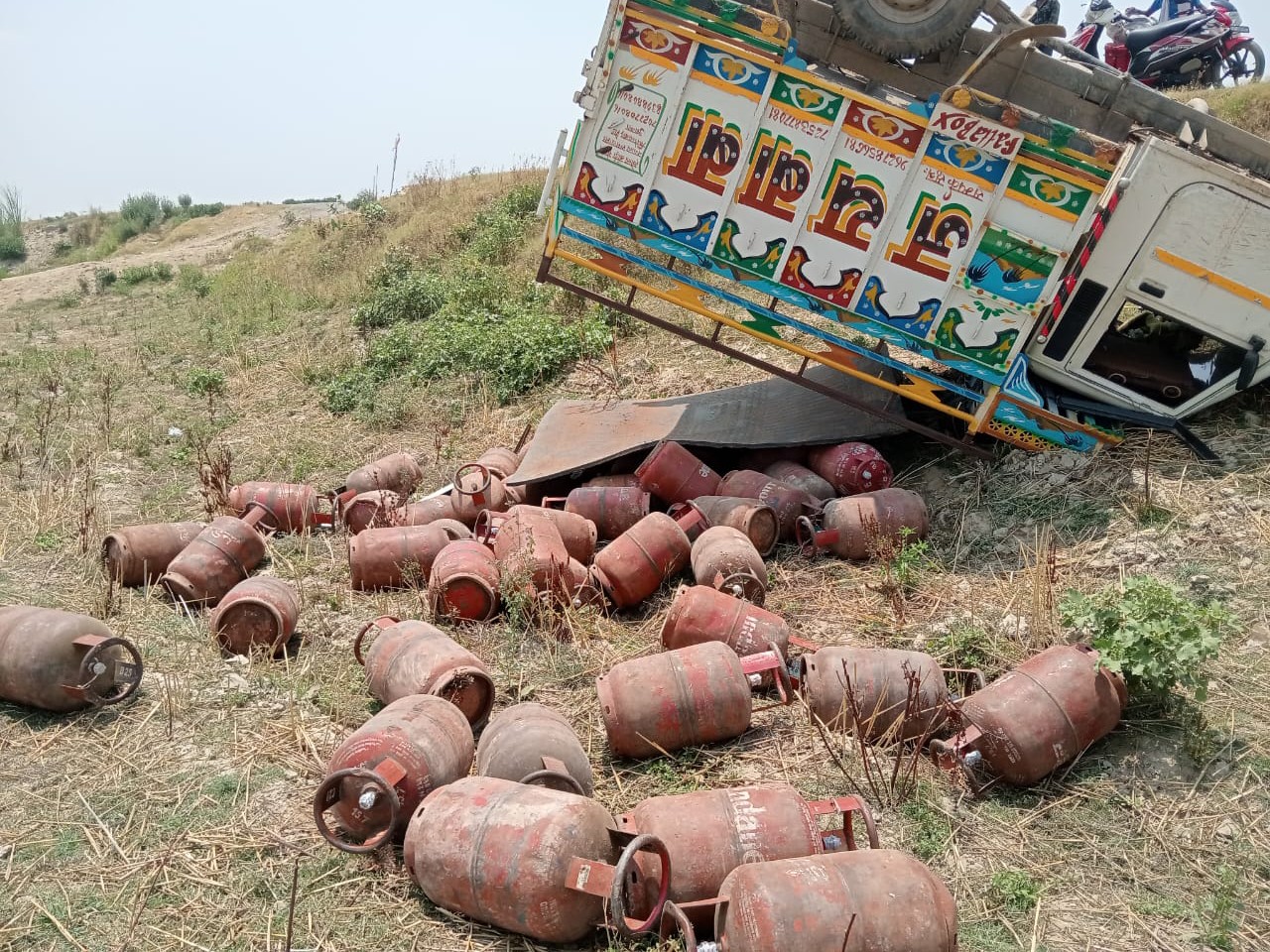 A pickup truck loaded with gas cylinders overturned | गैस सिलेंडर से ...