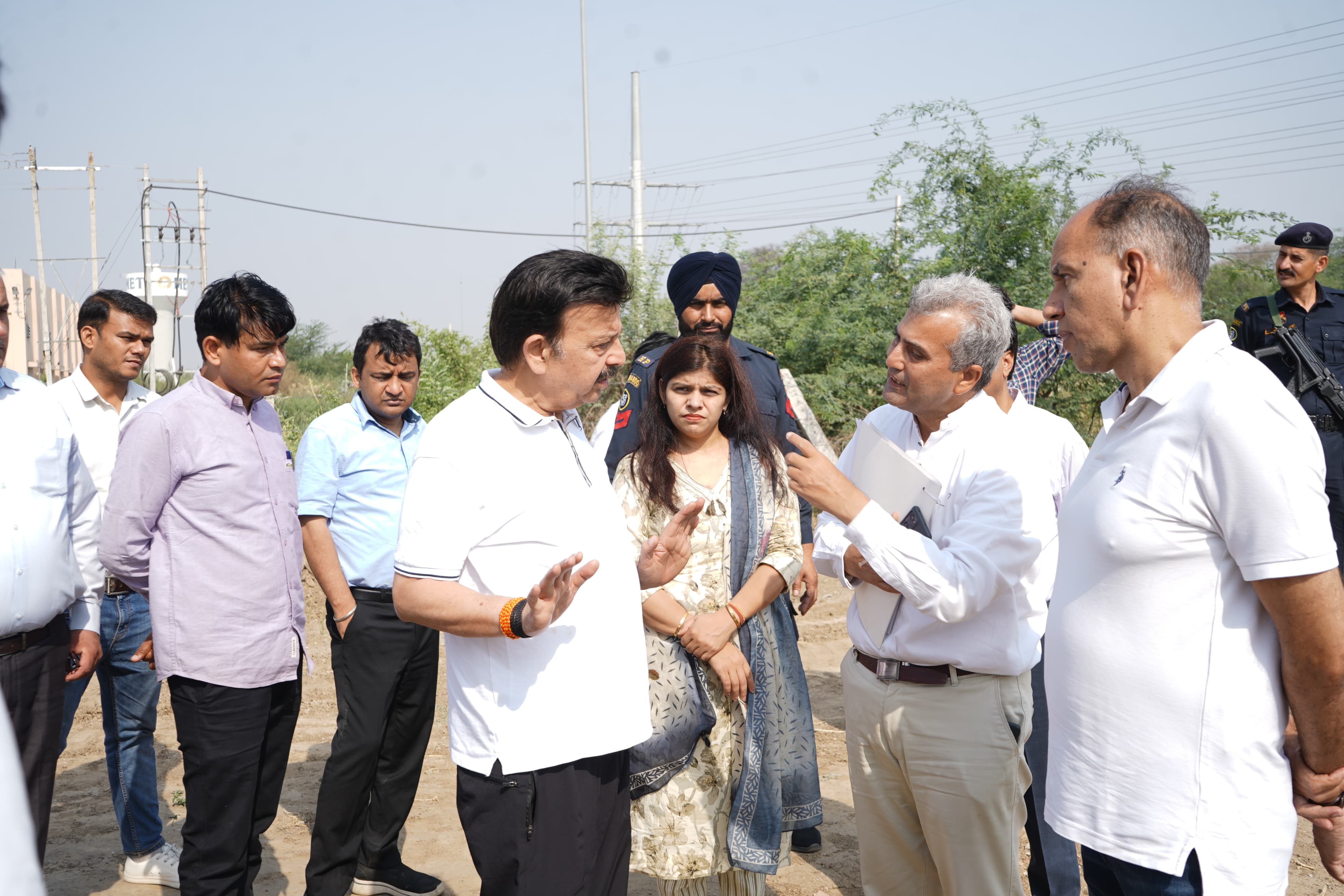 गुरुग्राम में सिंचाई विभाग के अधिकारियों से बातचीत करते राव नरबीर सिंह