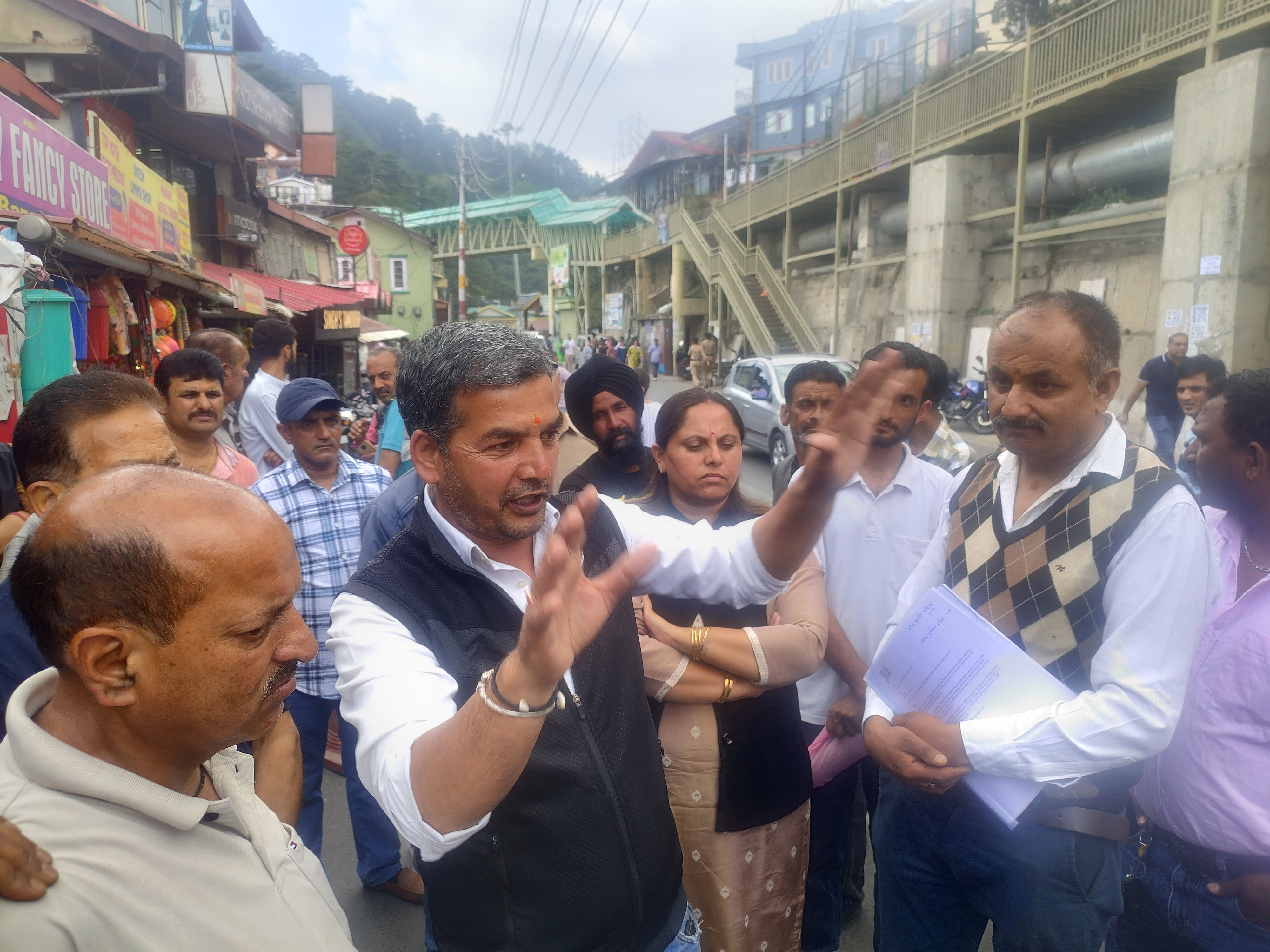 People of Devbhoomi Sangharsh Samiti arrived to oppose Namaz in the illegal mosque at Sanjauli Chowk