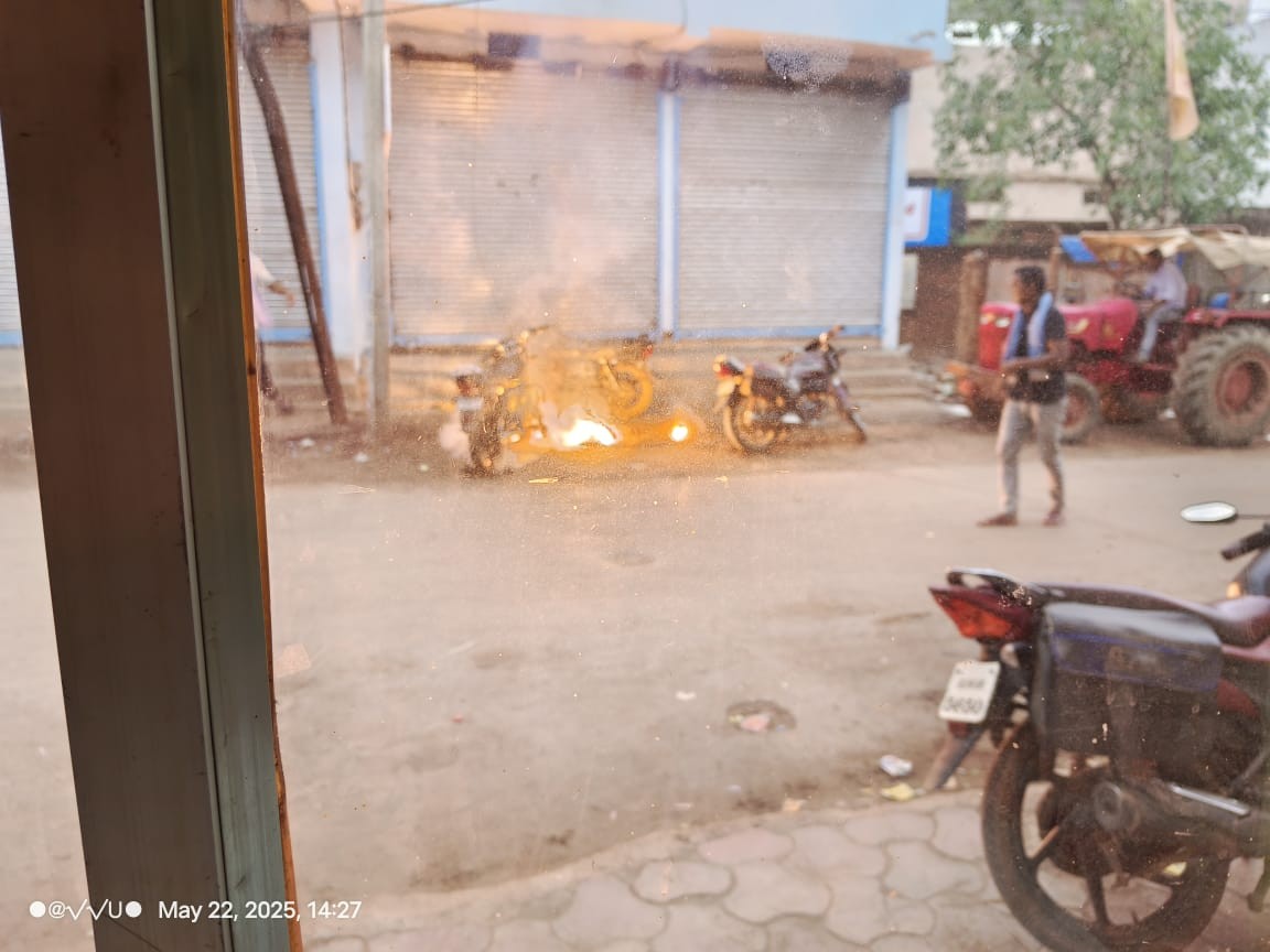 खरोरा में बारिश के दौरान ट्रांसफॉर्मर में आग लग गई।