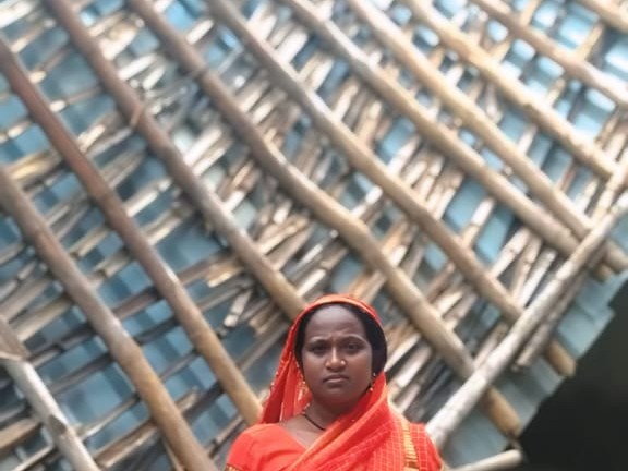 ग्राम भरुवाडीह कला में शकुन वर्मा के घर की छत टूट गई।