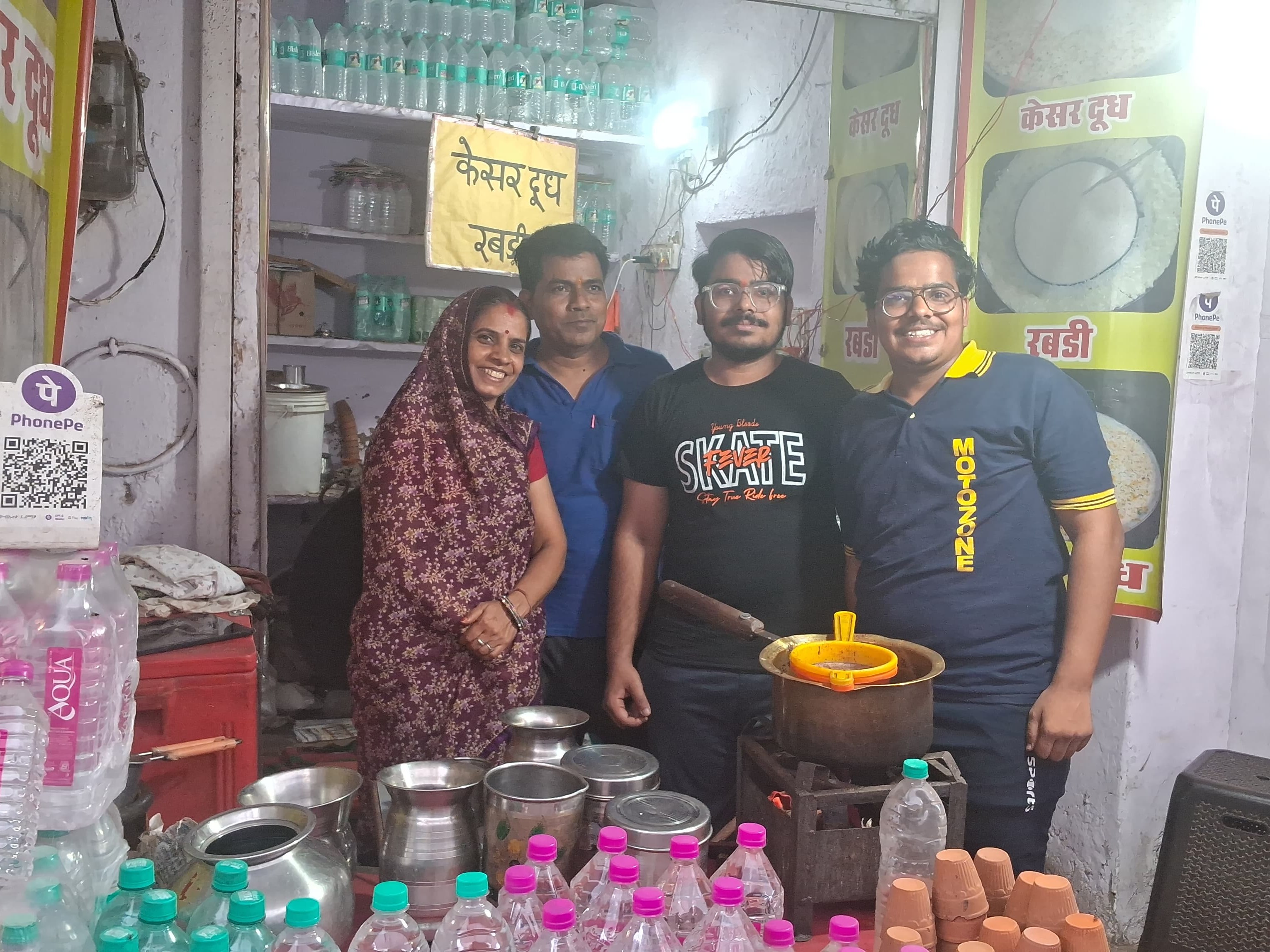 12वीं साइंस के रिजल्ट में जब बेटे दीपक के 95.80% अंक आए तो पिता श्रवण कुमावत भावुक हो गए। (पीली कॉलर की टी शर्ट में दीपक)