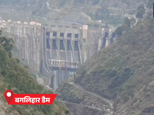 भारत ने चिनाब नदी पर बने बगलिहार और सलाल डैम बंद कर दिए है। इस दौरान सिर्फ ओवर फ्लो की स्थिति में पानी छोड़ा है।