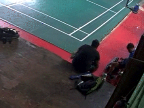 रायपुर में बैडमिंटन खेलते वक्त युवक की मौत हो गई। घटना CCTV कैमरे में कैद हो गई है। - Dainik Bhaskar