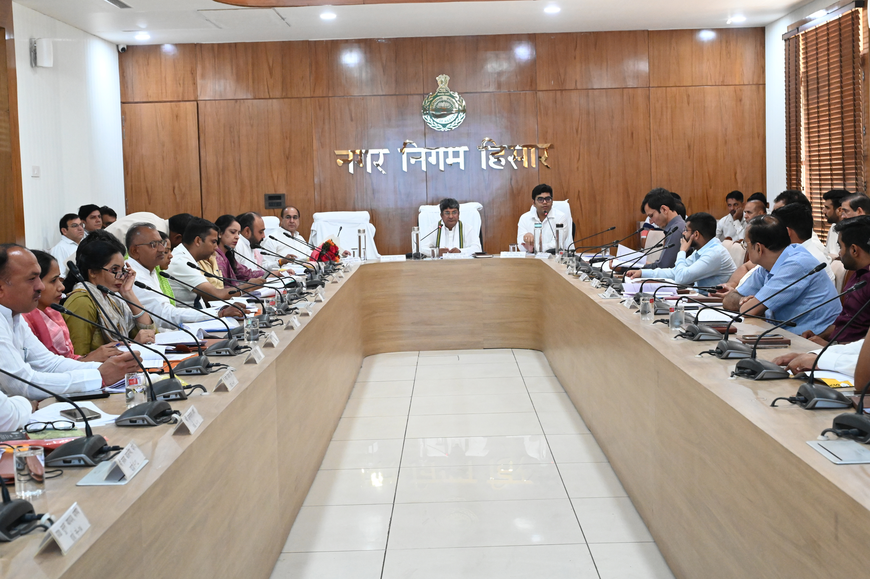 नगर निगम में हाउस की मीटिंग के दौरान मौजूद मेयर, कमिश्नर, विधायक और पार्षद
