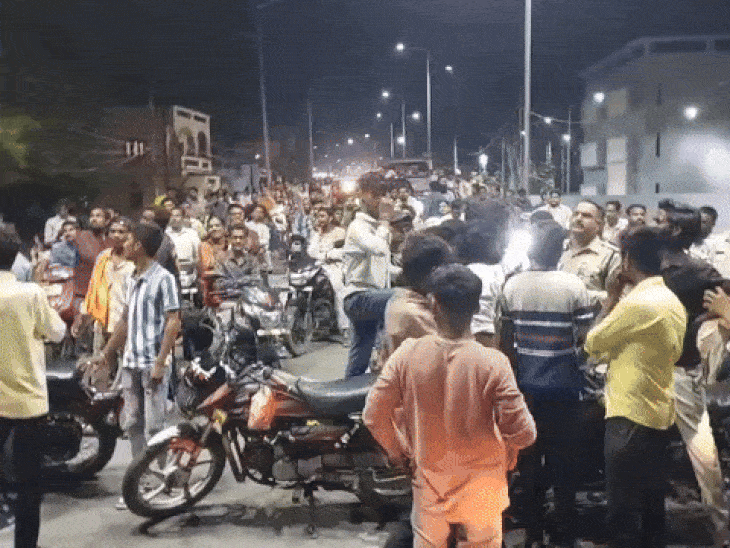 चांटा मारने के विरोध में लोग सड़क पर एकत्रित हो गए। वह आरोपी पर कार्रवाई की मांग कर रहे हैं।