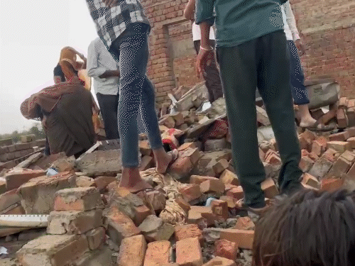 टोंक के दूनी तहसील के टोकरावास गांव में बुधवार को मथुरा देवी का मकान तेज आंधी के कारण धराशायी हो गया।