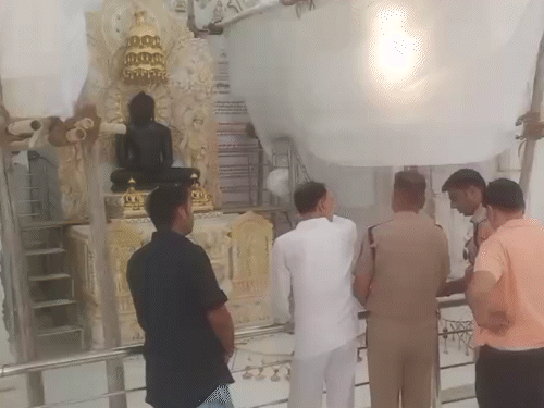 जहाजपुर स्थित स्वस्ति धाम जैन मंदिर (जहाज मंदिर) में चोरी की सूचना मिलने के बाद पुलिस के कई अधिकारी मौके पर पहुंचे और जानकारी जुटाई।