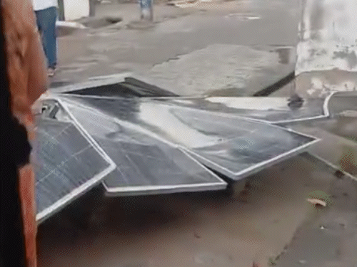 भीलवाड़ा के शास्त्री नगर क्षेत्र में छत पर लगे सोलर सिस्टम उखड़ कर सड़क पर बिखर गए।