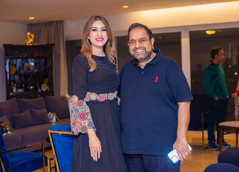 बॉलीवुड सिंगर शंकर महादेवन के साथ जूही व्यास।