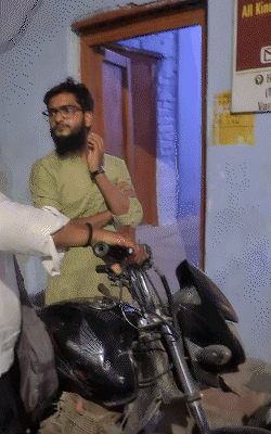 This is Tufail's brother Mo. Is Sakalain. It runs a saree shop with Tufail.