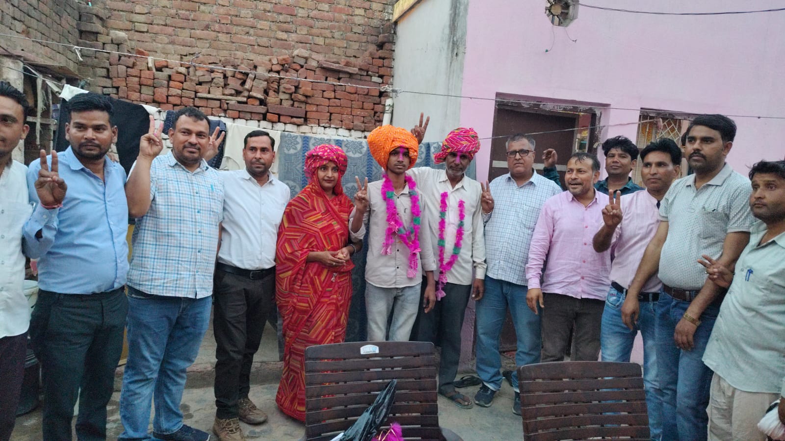 अलवर के कठूमर कस्बे के रहने वाले शुभम ने 12वीं साइंस में 99.20% मार्क्स लाकर टॉप किया, तो पड़ोसी डीजे पर जमकर नाचे।