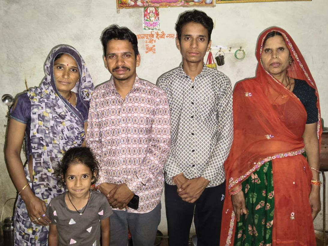 चित्तौड़गढ़ में साइंस (बायो) में दिलीप जोशी को 98.20% मार्क्स मिले है। पिता का साया उठा तो भी वे टूटे नहीं और पढ़ाई में लगे रहे।