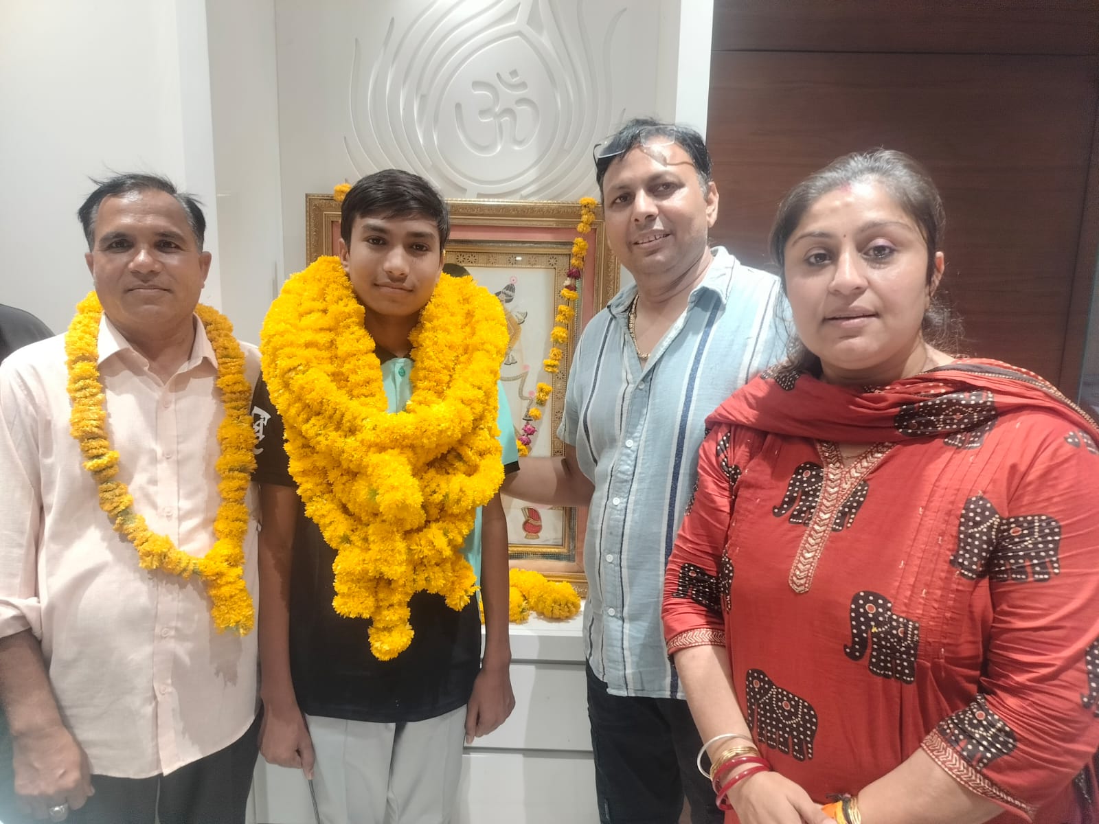 कोटा के विशाल प्रजापत ने 12वीं साइंस संकाय में 96.80% अंक हासिल किए। पेरेंट्स के साथ विशाल।