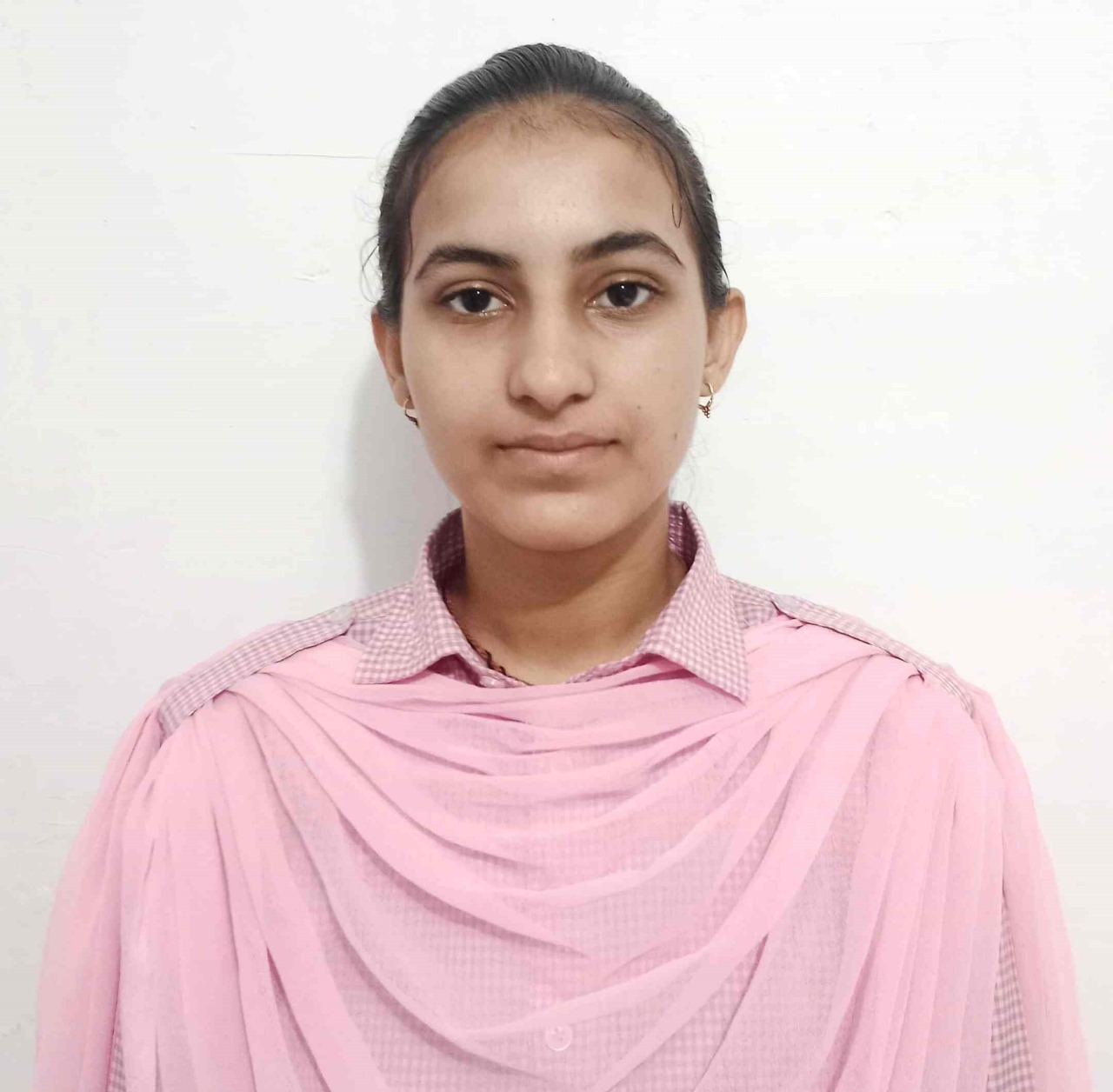 चूरू के सरस्वती विद्या मंदिर उच्च माध्यमिक स्कूल आबसर की छात्रा नीलम स्वामी ने आर्ट्स में 95.60 प्रतिशत अंक प्राप्त किए हैं।