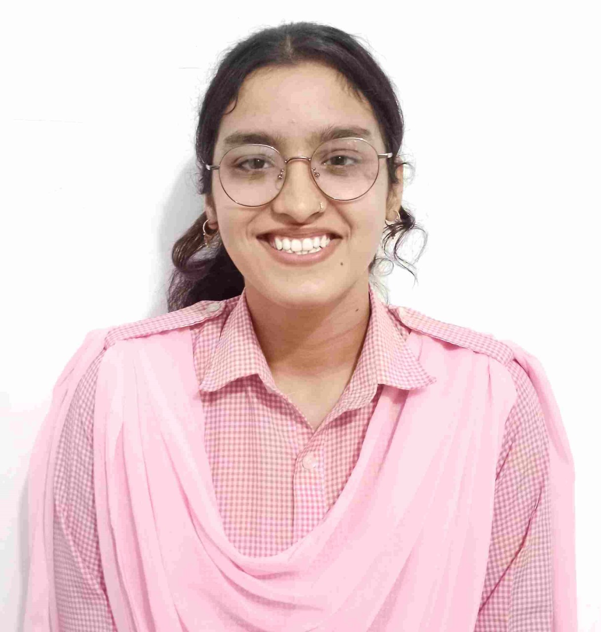 चूरू के सरस्वती विद्या मंदिर उच्च माध्यमिक स्कूल आबसर की छात्रा सोनिया पारीक ने आर्ट्स में 96 प्रतिशत अंक प्राप्त किए हैं।