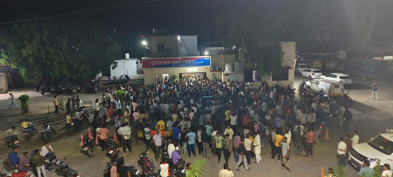 थाने के बाहर सैकड़ों कार्यकर्ता एकत्रित होकर आरोपियों पर कार्रवाई की मांग कर रहे हैं।