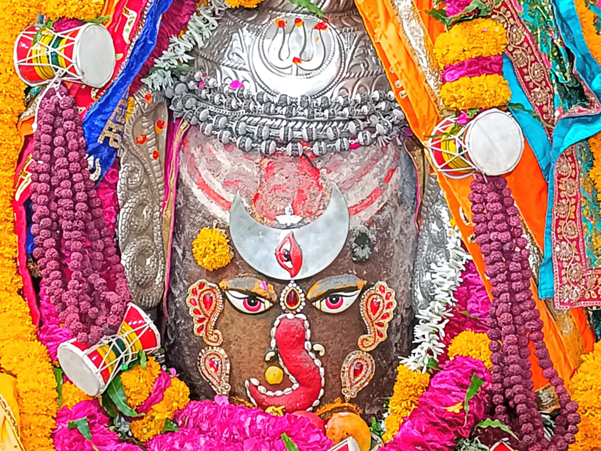 Lord Ganesha's form is seen on Baba Mahakal's forehead with Chandra ...