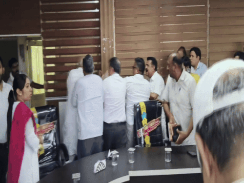 कुर्सी से उठते ही दोनों आपस में भिड़ गए।