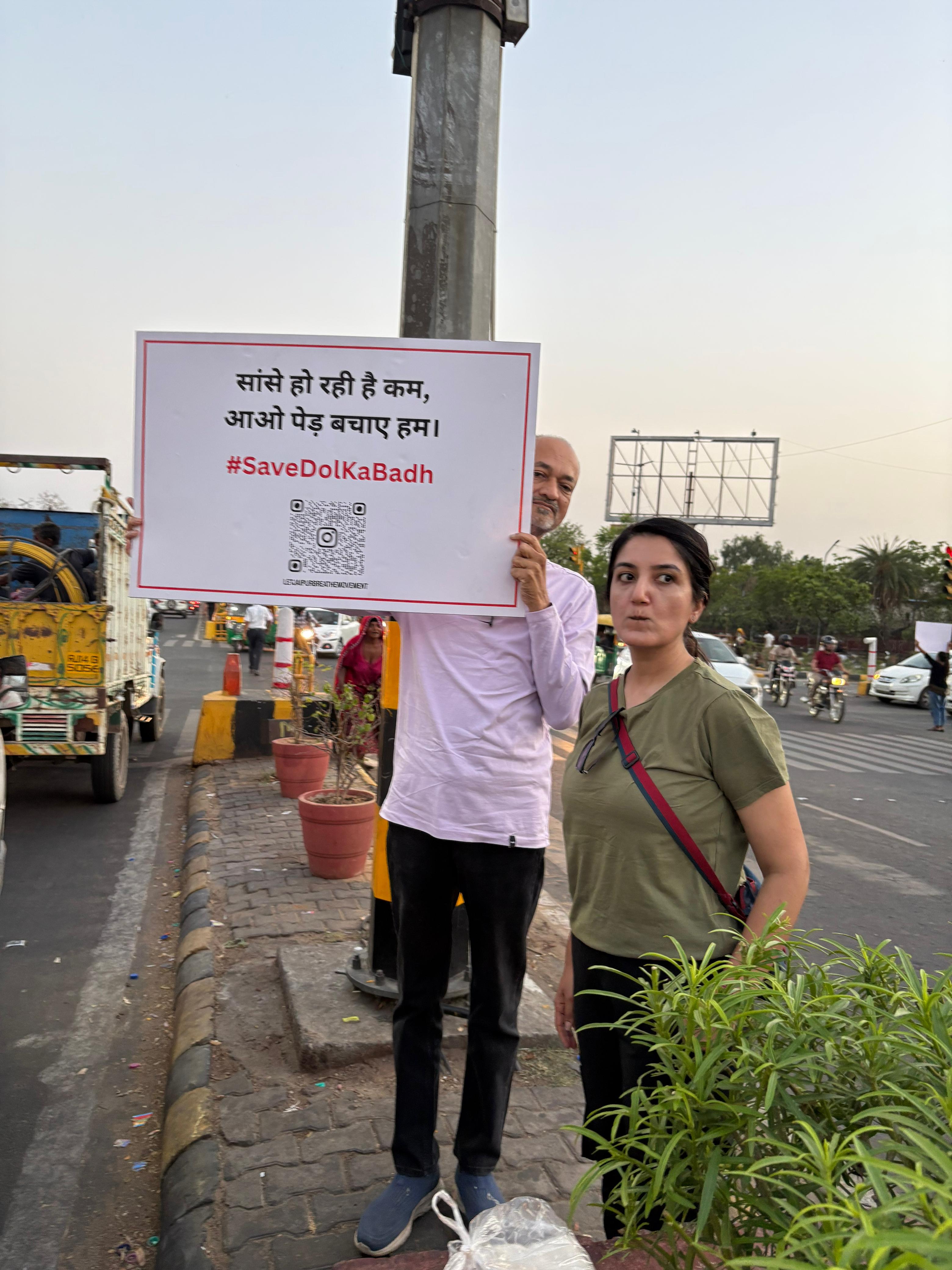 लोग प्रोजेक्ट के तहत करीब 2500 पेड़ काटे जाने का विरोध कर रहे हैं।