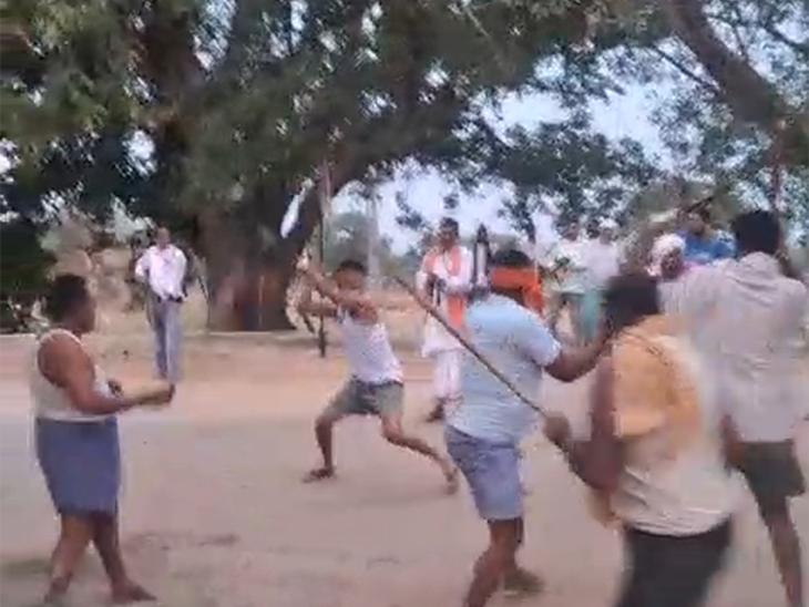 व्हिडिओमध्ये दोन्ही गट एकमेकांवर काठ्यांनी हल्ला करताना दिसत आहेत.