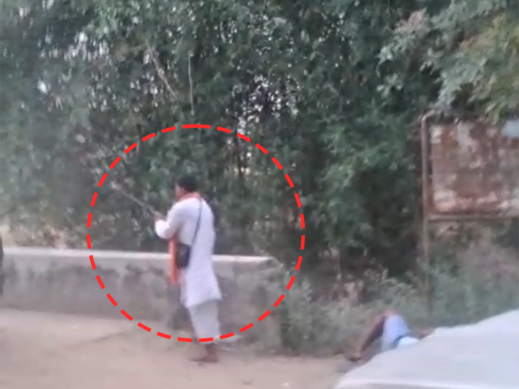 जवळजवळ एक मिनिटांच्या व्हिडिओमध्ये गोळीबाराचा आवाज अनेक वेळा ऐकू येतो. फुटेजमध्ये एक माणूस रायफलमधून गोळीबार करताना दिसत होता.