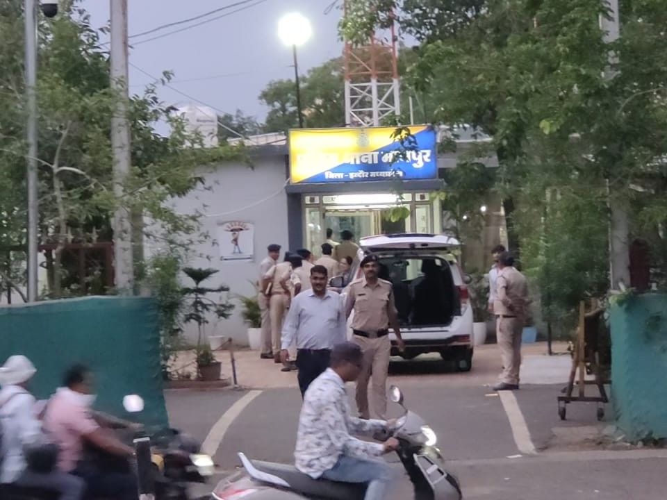 The SIT reached Manpur police station on Friday. Here he investigated the matter.