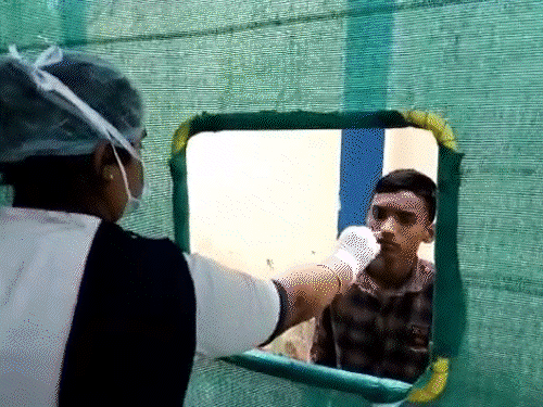 तस्वीरें कोविड काल के दौरान कोरोना टेस्ट की है जब रोजाना सैकड़ों लोग जांच कराने पहुंचते थे।