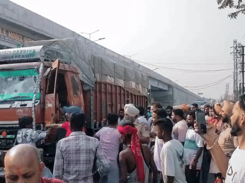 लोगों के द्वारा ट्रक के शीशे और खिड़कियां तोड़ी गई।