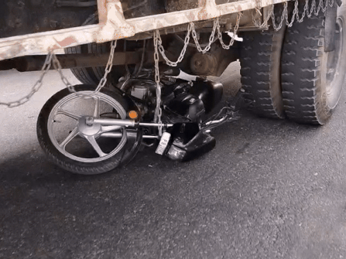ट्रक के नीचे दबा बाइक।