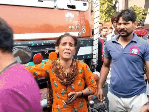 रोहन के परिजन हंगामा करते हुए।