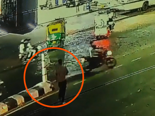 ऑटो ड्राइवर रोड क्रॉस लौट रहा था, इसी दौरान स्कॉर्पियो ने उसे टक्कर मार दी।