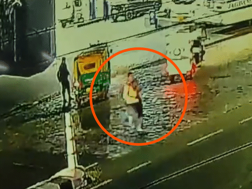 नायरा पेट्रोल पंप के सामने के सामने दौड़ते हुए रोड क्रॉस कर रहा ऑटो ड्राइवर।