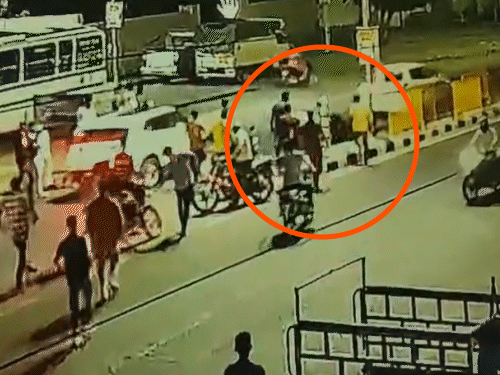 जैसे ही ऑटो ड्राइवर डिवाइडर के पास गिरा। मौके पर फौरन लोग जमा हाे गए।