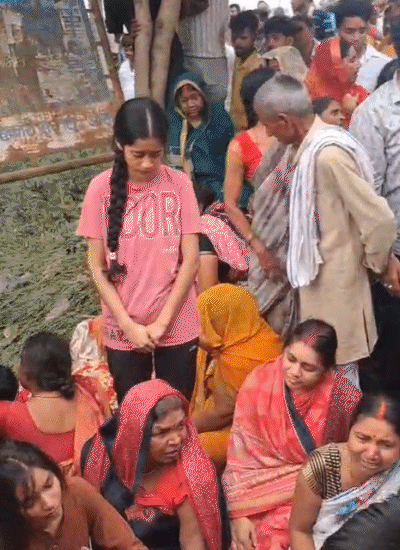 हत्येनंतर रडणारे कुटुंबीय.