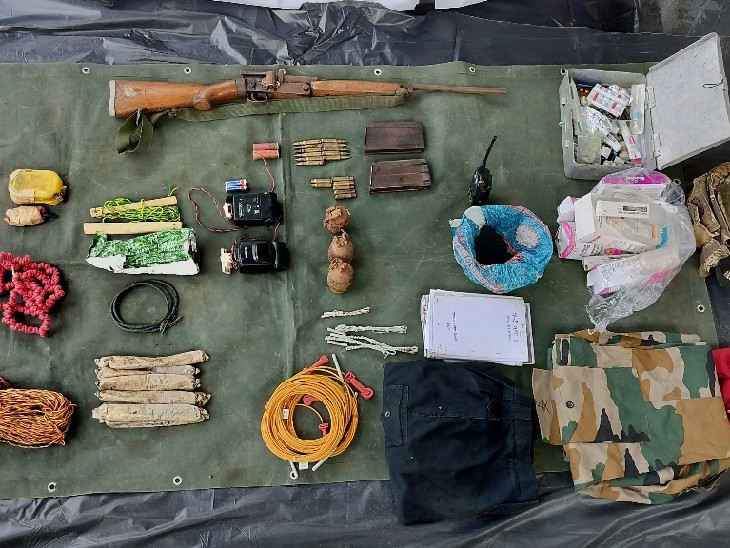 मौके से बरामद हथियार।