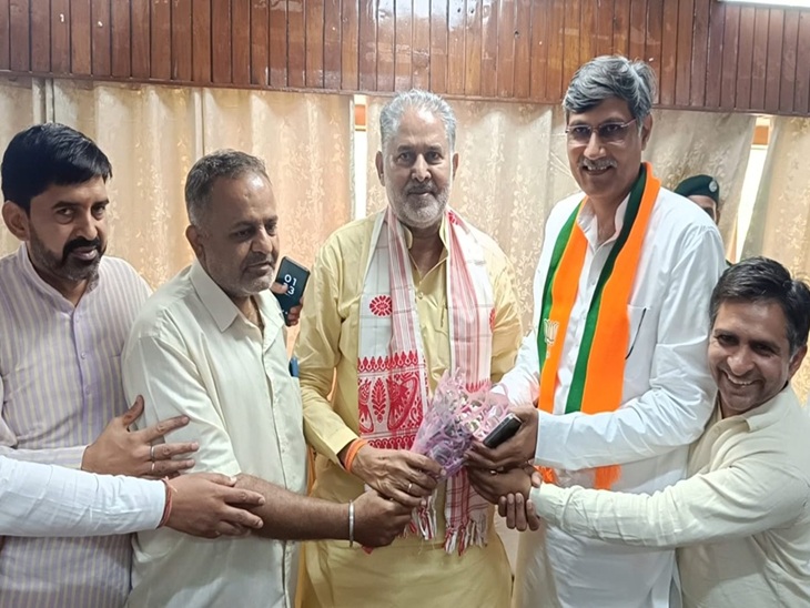 Welcoming former Education Minister Professor Rambilas Sharma arriving in Bhiwani.