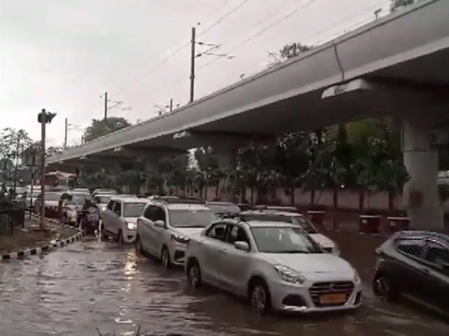 सुब्रतो पार्क में आज सुबह जाम जैसी स्थिति रही।