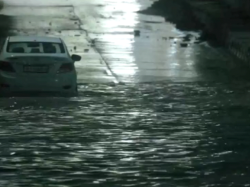 भारी बारिश की वजह से नानकपुरा अंडरपास के नीचे पानी भरने से कार फंस गई।