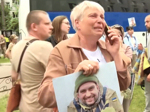 Woman searched to her son among the people released.