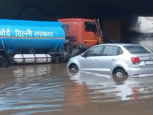 एयरपोर्ट ने नजदीक अंडरपास के नीचे पानी भरने से कई गाड़ियां डूब गईं।