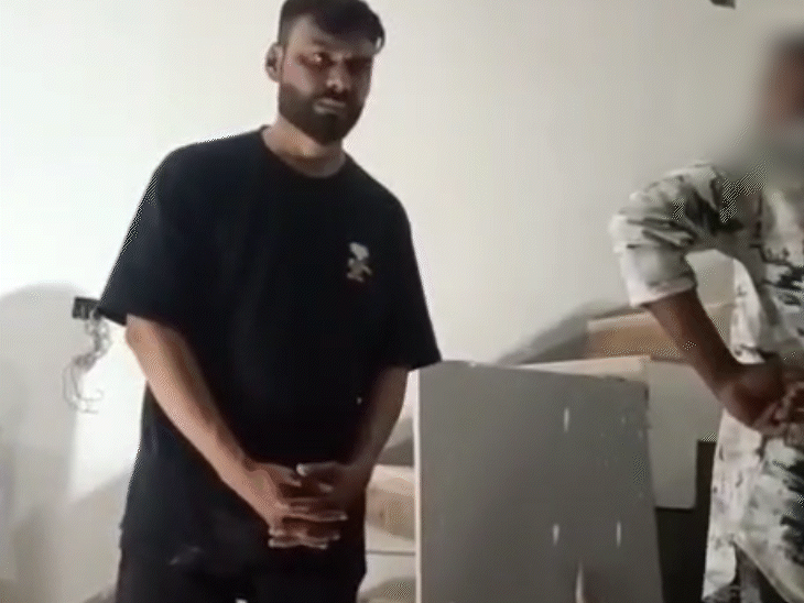 मोबाइल में जब एक के बाद एक कई अश्लील चैटिंग मिलीं तो दो युवकों ने बेल्ट से मोहसिन के पैरों पर वार किए।