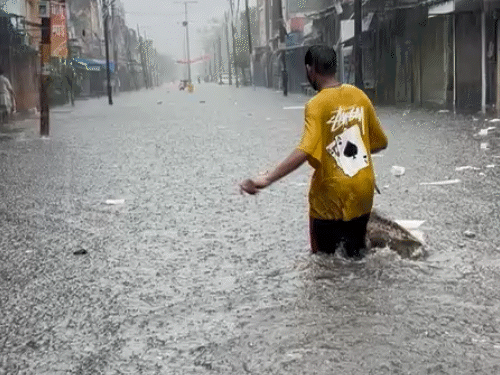 People are troubled by waterlogging in Amla | आंवला में जलभराव से लोग  परेशान: आधे घंटे की बारिश से सड़कों पर पानी, 10 साल से नाला साफ नहीं;  स्कूली बच्चे परेशान -