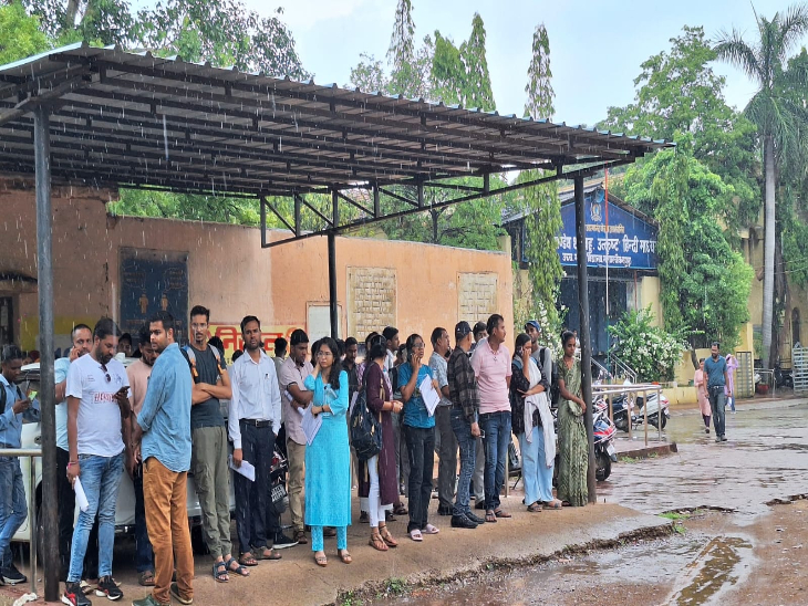 बारिश की वजह से अभ्यर्थियों को मुश्किलों का सामना करना पड़ा।