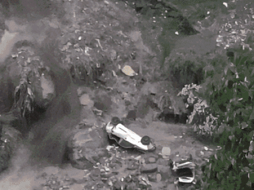 हिमाचल प्रदेश के कुल्लू में बीती शाम बादल फटने से कई वाहन बहकर खाई में गिर गए।