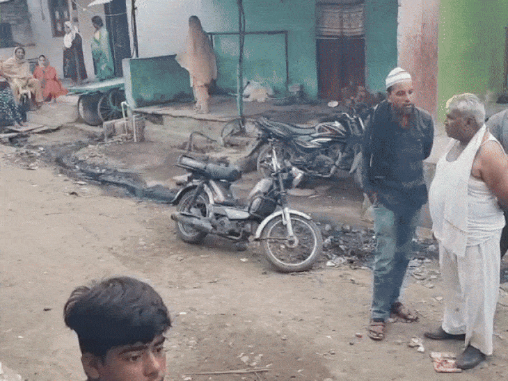 शनिवार को गोली लगने की सूचना के बाद घर के बाहर लोग एकत्रित हो गए।