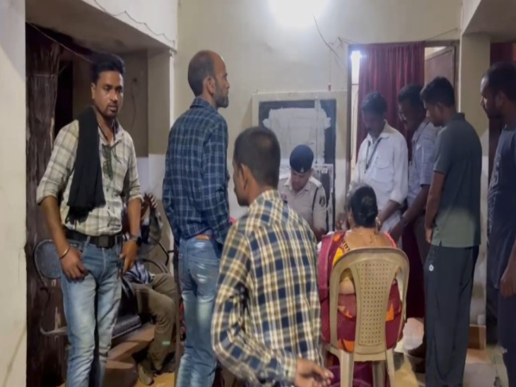 परिजनों ने कंपनी से उचित मुआवजा और स्थायी नौकरी की मांग की है।