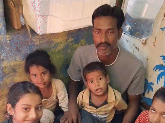 जमानत पर रिहाई के बाद इमरान अपने घर में बच्चों के साथ।