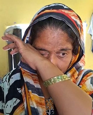 तकलीफें बताते हुए शाहरुख की मां मुन्नी की आंखें भर आईं।