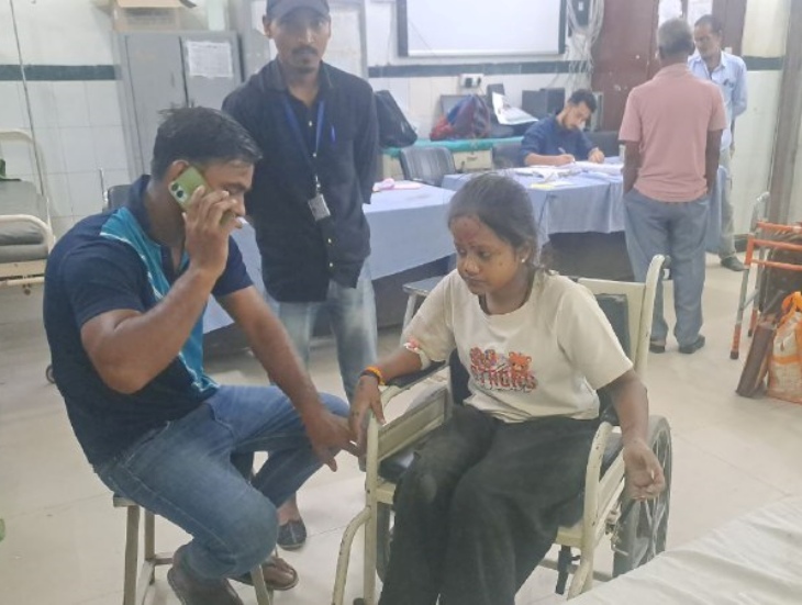 वैन पलटने से घायल हुई बालिका की जांचे करवाने ले जाते हुए।